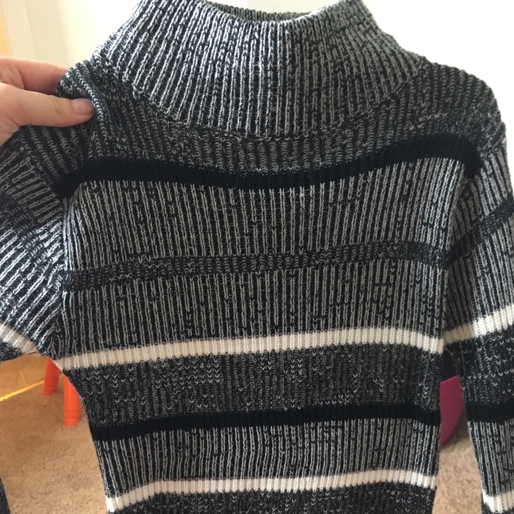 Black,white,& gray turtle neck long sleep crop top